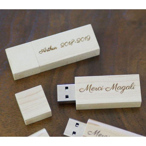 Petite clé USB 16 Go en bois clair gravé à personnaliser pour un cadeau unique