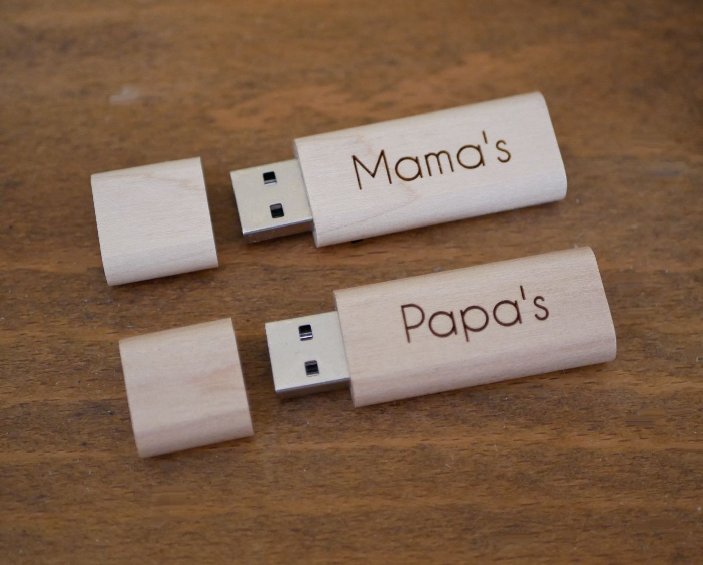 Petite clé USB en bois brut gravée à personnaliser