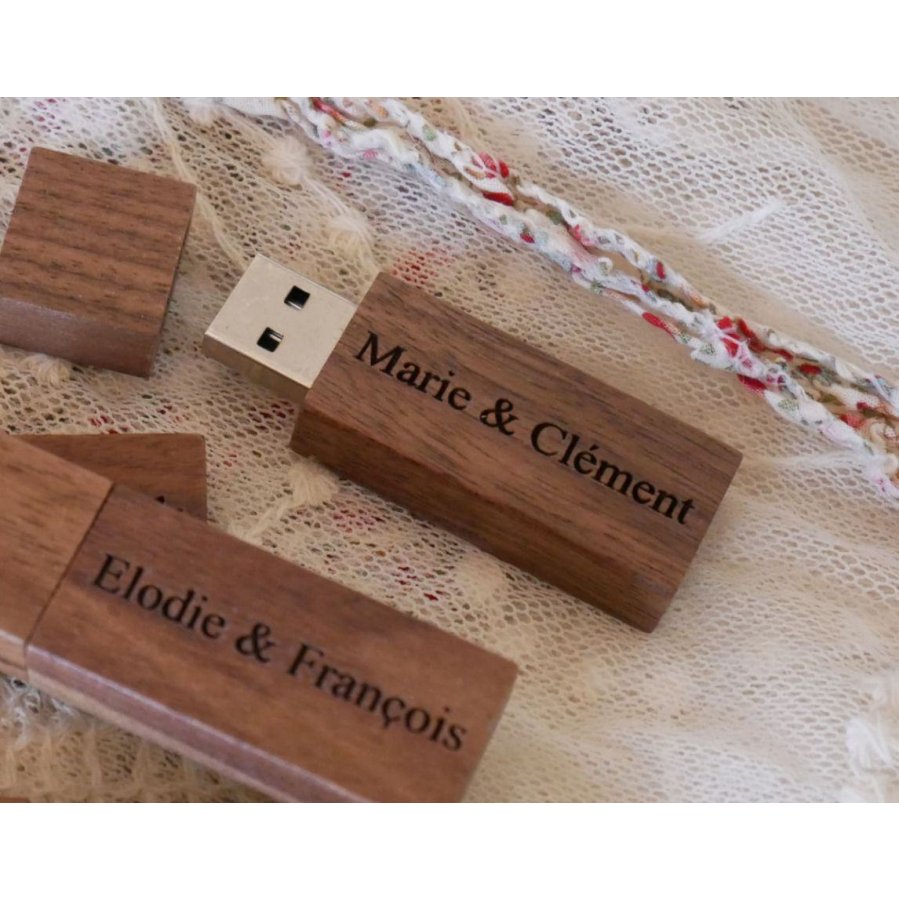 Petite clé USB en bois Noyer gravée à personnaliser