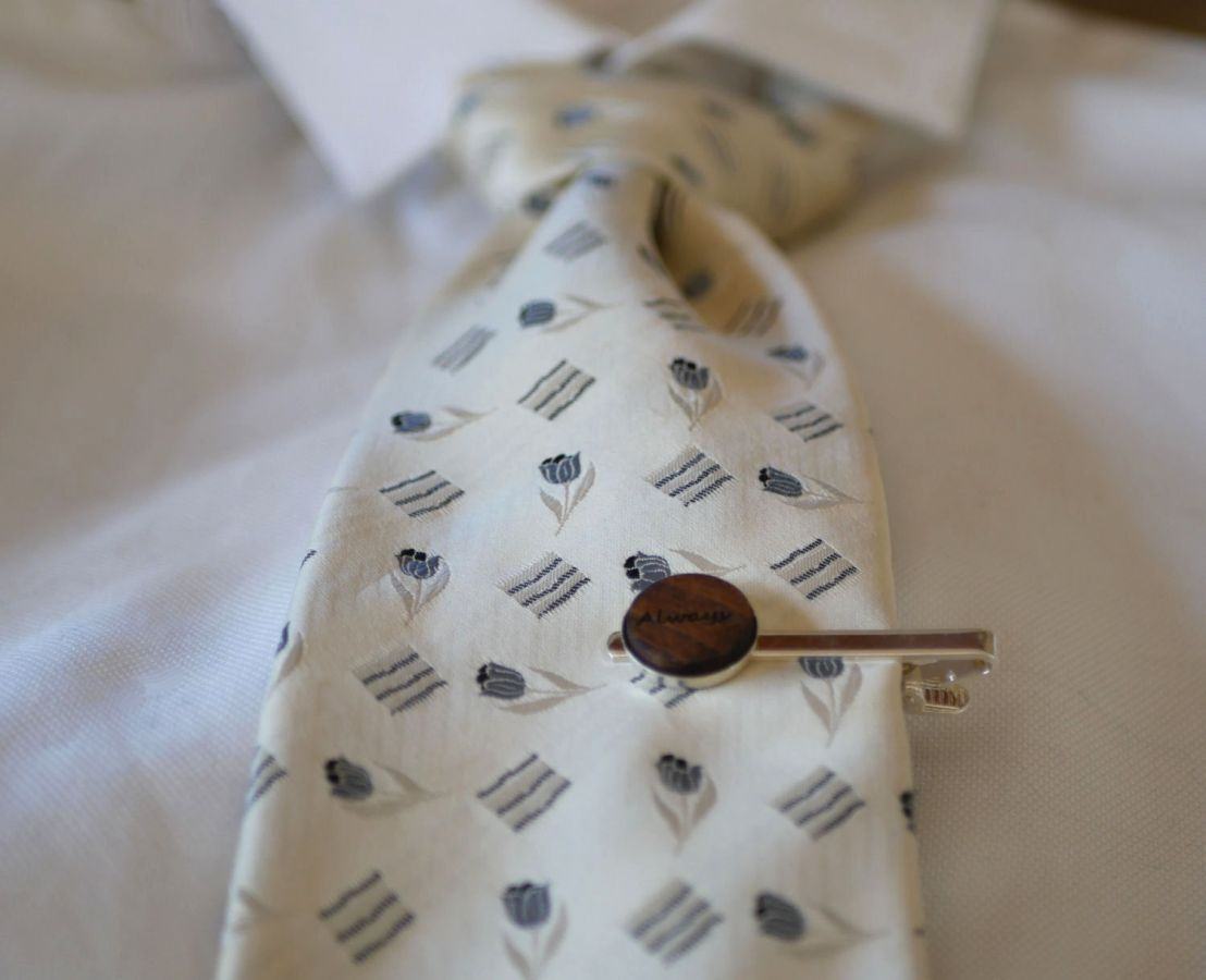 Pince à cravatte au cabochon bois personnalisé par gravure
