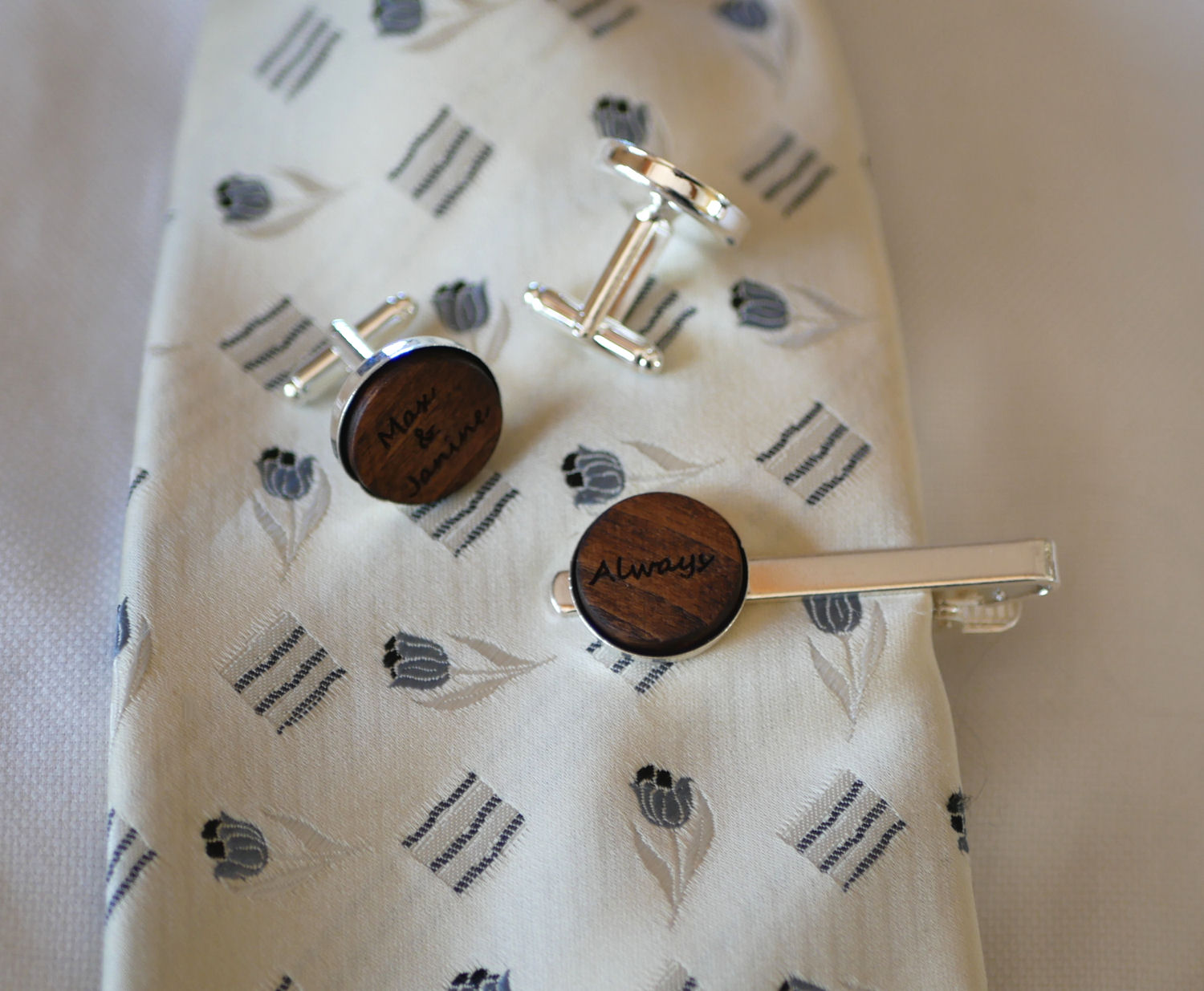 Pince à cravatte au cabochon bois personnalisé par gravure
