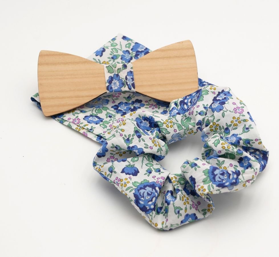 Pochette Liberty Bleu + chouchou + noeud papillon en bois personnalisable