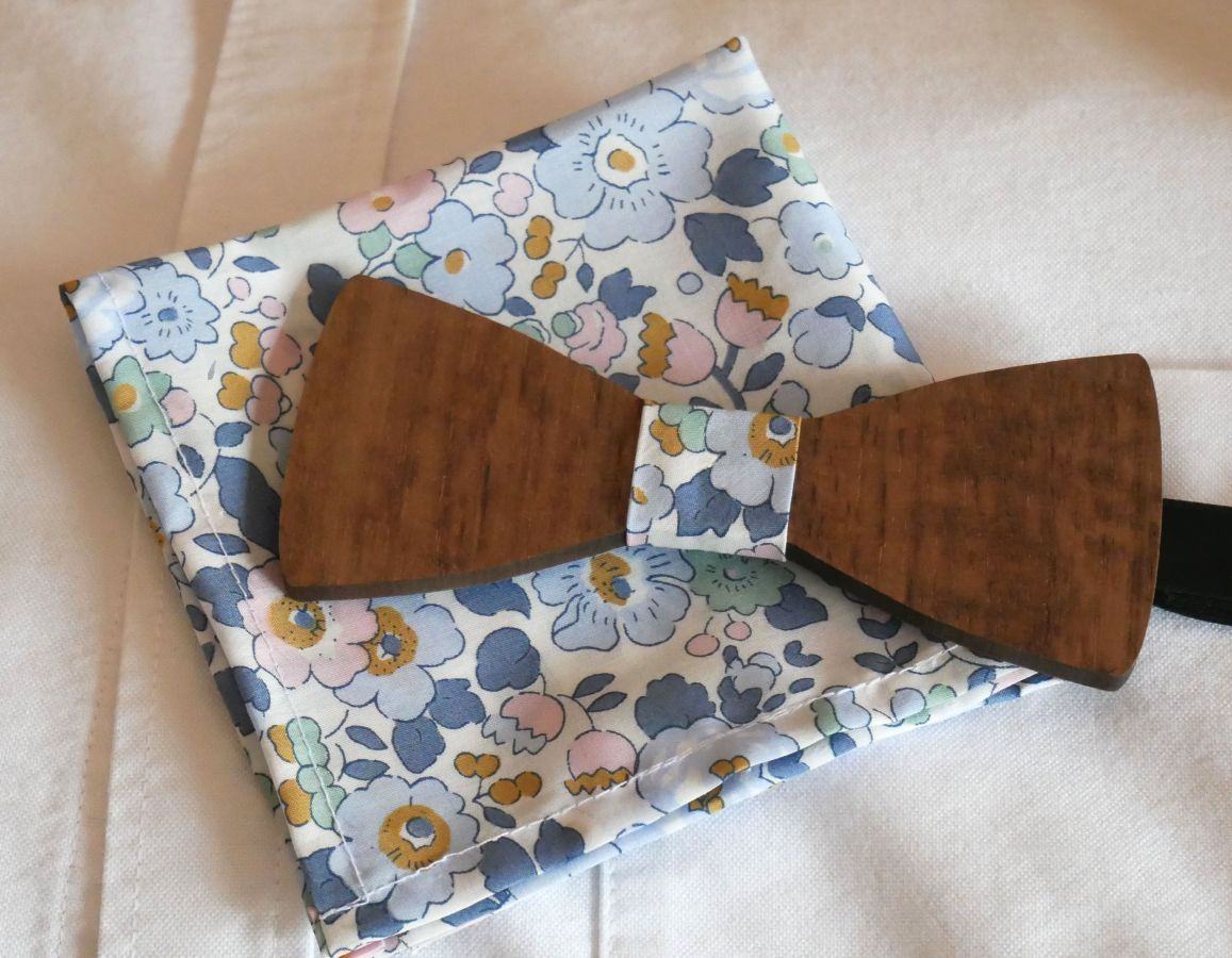 Pochette Liberty Denim blue et noeud papillon en bois personnalisable