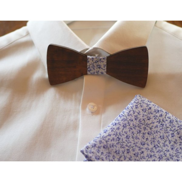 Pochette Liberty Mickael fleurs bleues et noeud papillon en bois personnalisable
