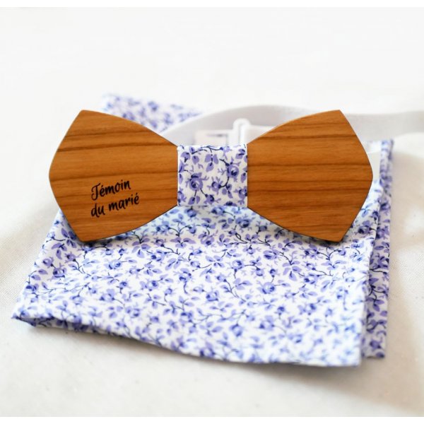 Pochette Liberty Mickael fleurs bleues et noeud papillon en bois personnalisable