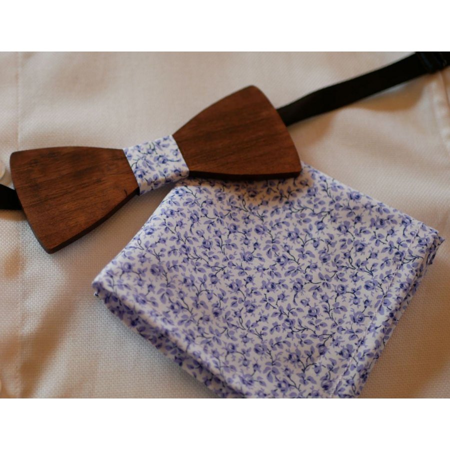 Pochette Liberty Mickael fleurs bleues et noeud papillon en bois personnalisable