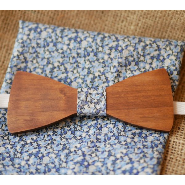 Pochette Liberty Pepper bleu et noeud papillon en bois personnalisable