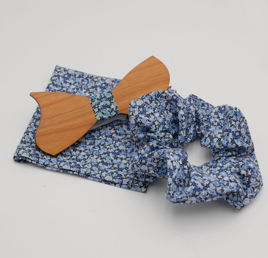 Pochette Liberty Pepper Bleu + chouchou + noeud papillon en bois personnalisable