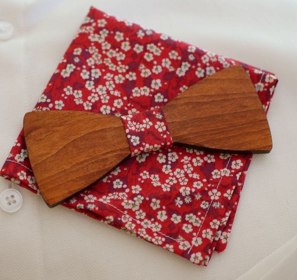 Noeud papillon en bois et pochette de costume en Liberty Rouge 