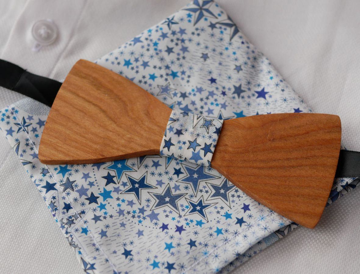 Pochette Liberty étoiles bleues  et noeud papillon en bois personnalisable