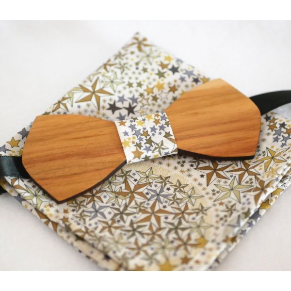 Pochette Liberty étoiles brunes et noeud papillon en bois personnalisable