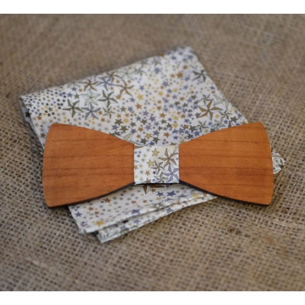 Pochette Liberty étoiles brunes et noeud papillon en bois personnalisable