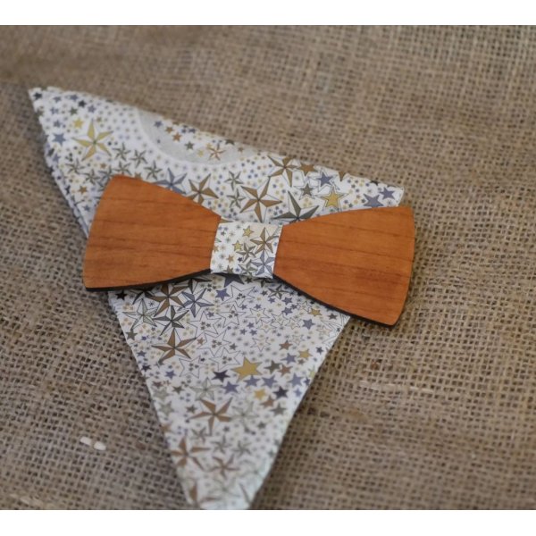 Pochette Liberty étoiles brunes et noeud papillon en bois personnalisable