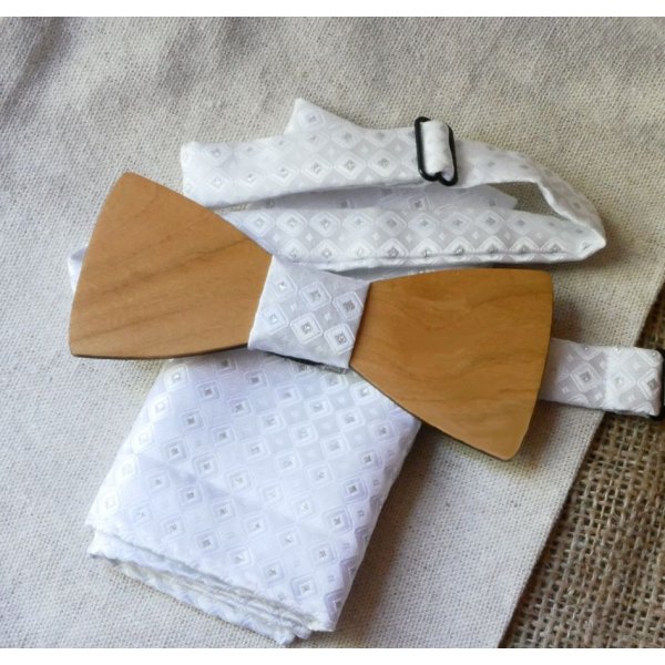 Pochette satinée Blanc et noeud papillon en bois au choix