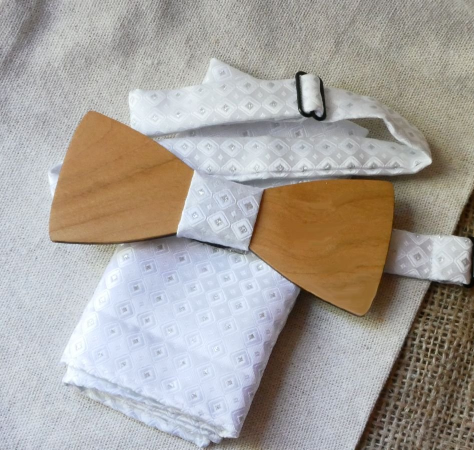 Pochette satinée Blanc et noeud papillon en bois au choix