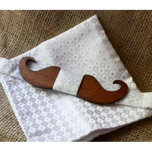 Pochette satinée Blanc et noeud papillon en bois au choix