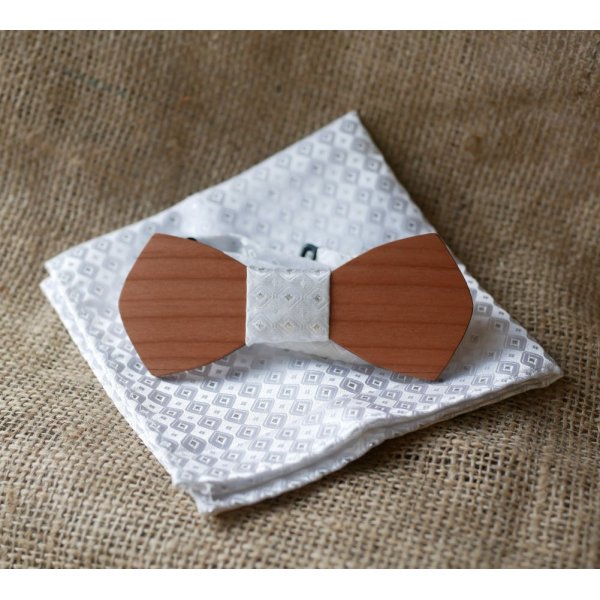 Pochette satinée Blanc et noeud papillon en bois au choix