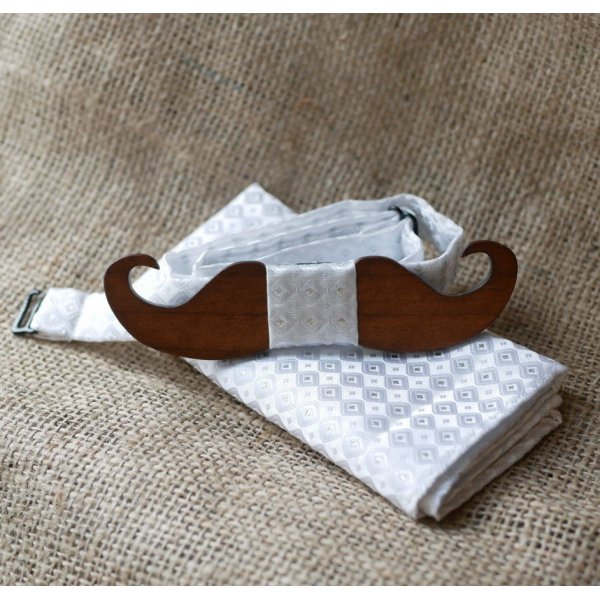 Pochette satinée Blanc et noeud papillon en bois au choix
