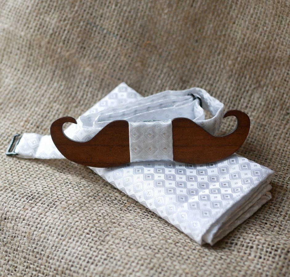 Pochette satinée Blanc et noeud papillon en bois au choix