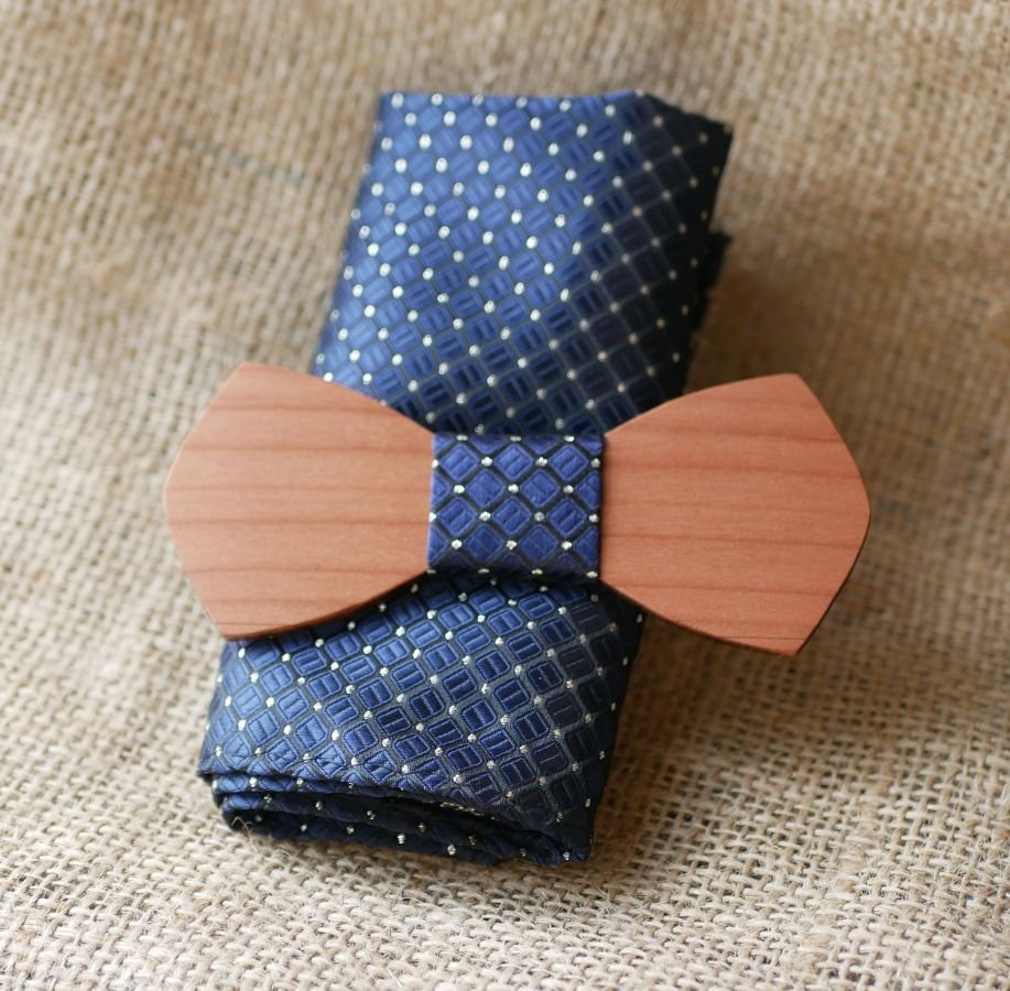 Pochette satinée Bleu marine et noeud papillon en bois au choix