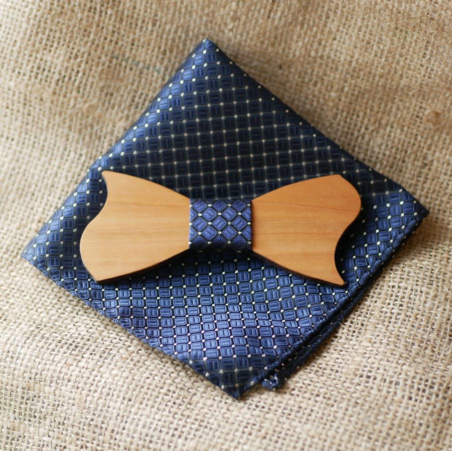 Pochette satinée Bleu marine et noeud papillon en bois au choix