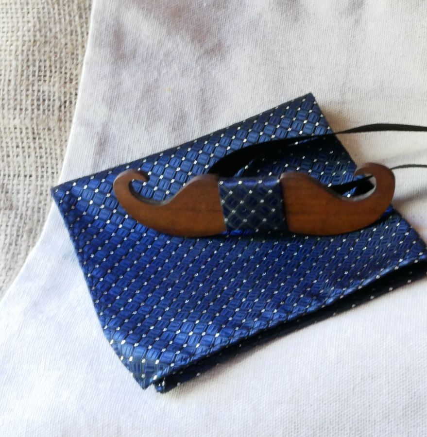 Pochette satinée Bleu marine et noeud papillon en bois au choix