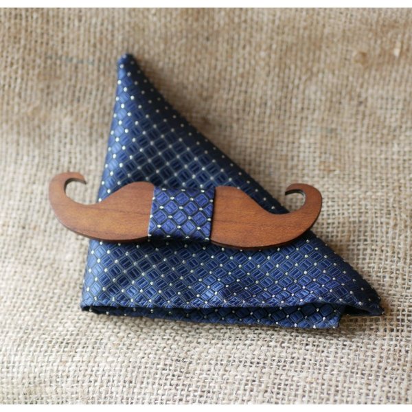 Pochette satinée Bleu marine et noeud papillon en bois au choix