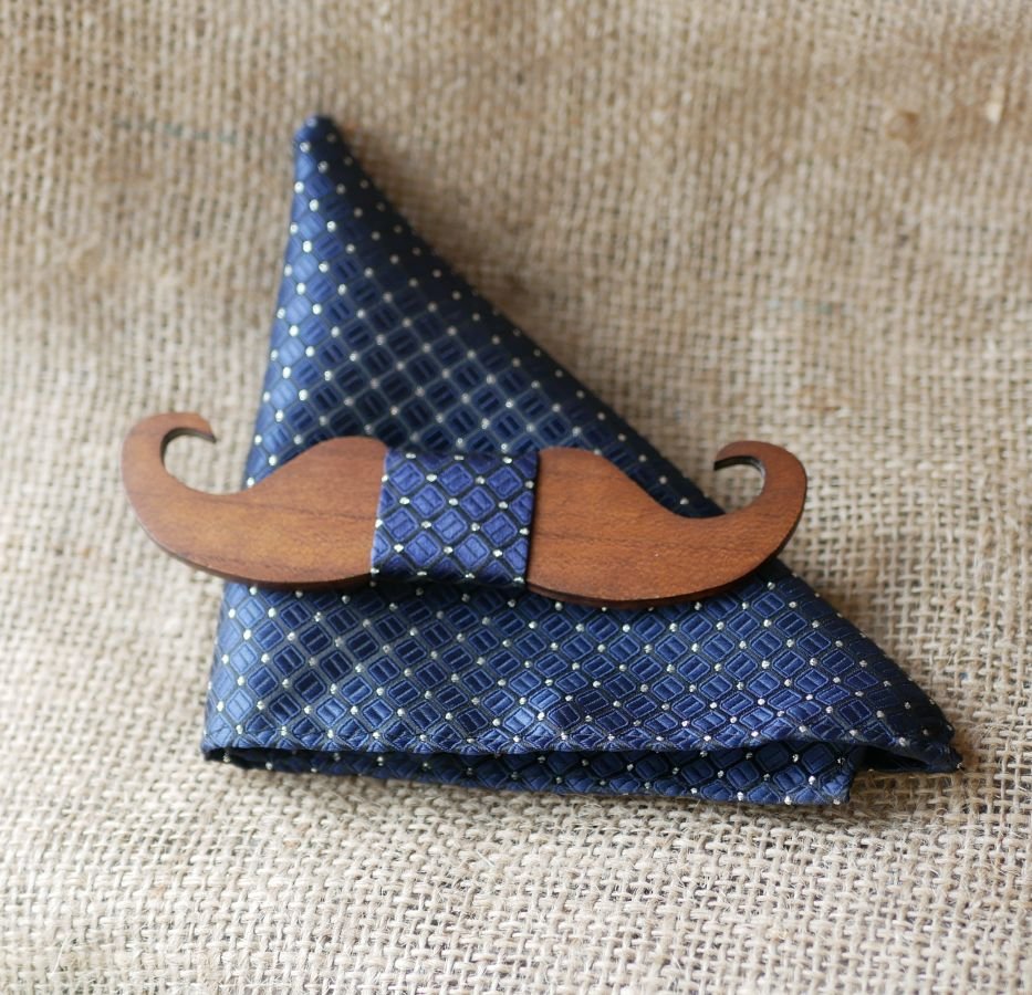 Pochette satinée Bleu marine et noeud papillon en bois au choix