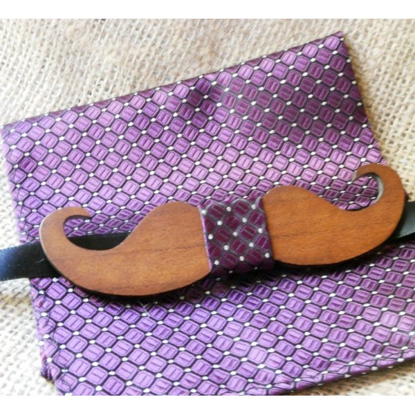 Pochette satinée Violet et noeud papillon en bois au choix