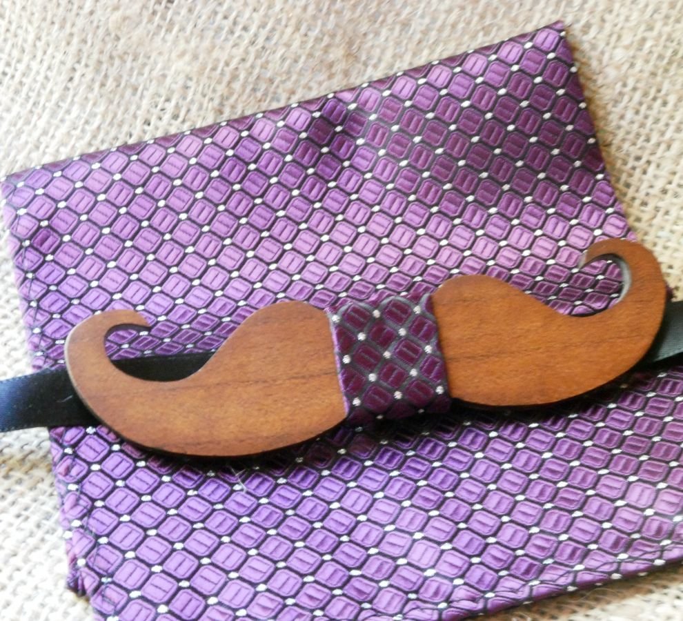 Pochette satinée Violet et noeud papillon en bois au choix