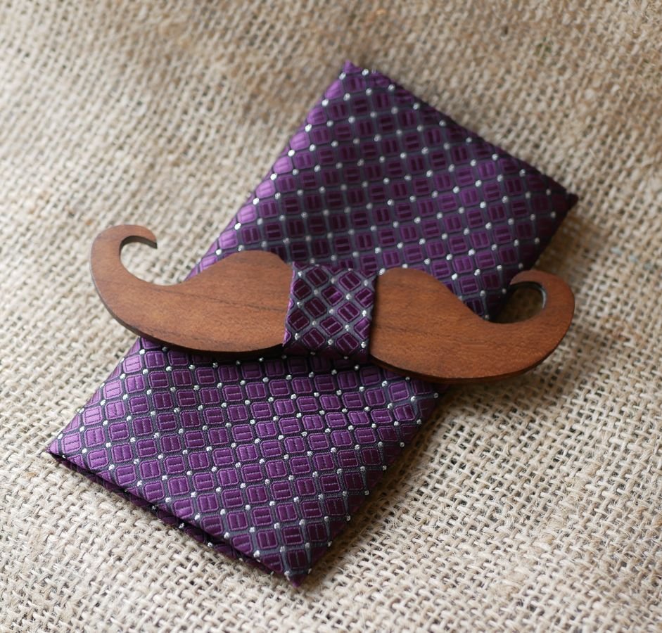 Pochette satinée Violet et noeud papillon en bois au choix