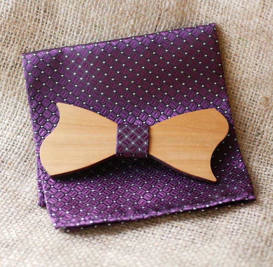 Pochette satinée Violet et noeud papillon en bois au choix