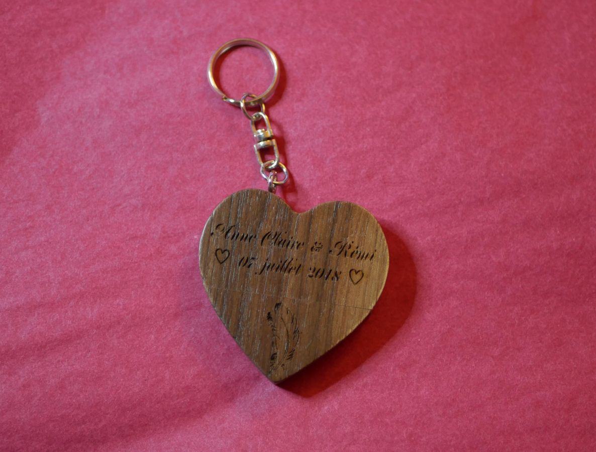 Porte clef USB coeur en bois sombre gravée à personnaliser