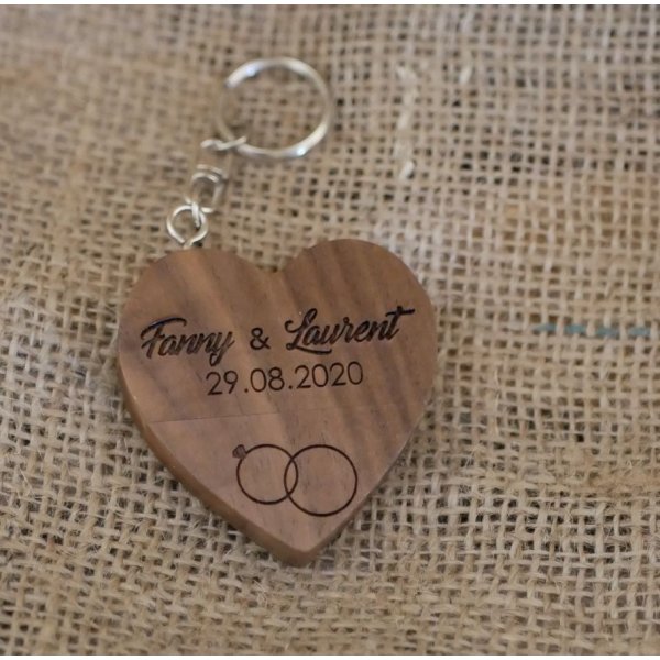 Porte clef USB coeur en bois sombre gravée à personnaliser