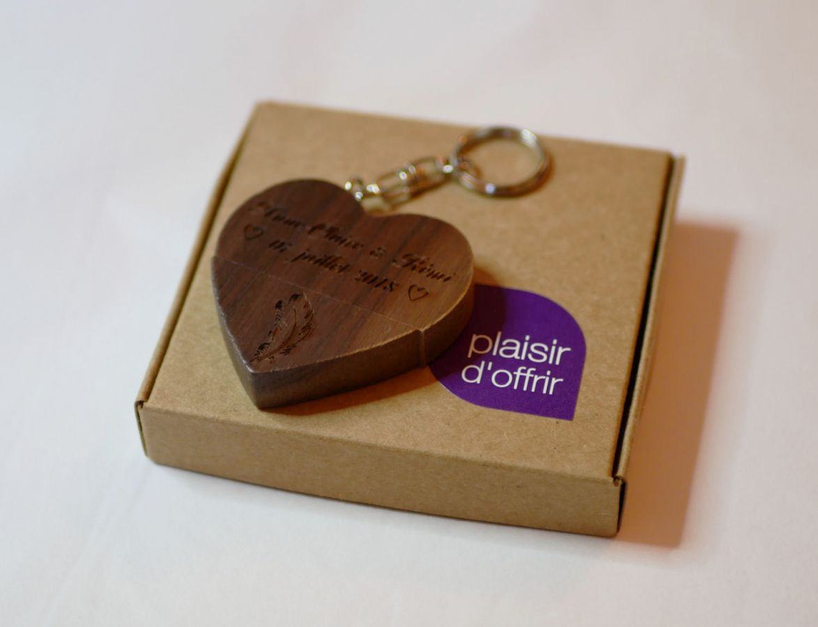 Porte clef USB coeur en bois sombre gravée à personnaliser