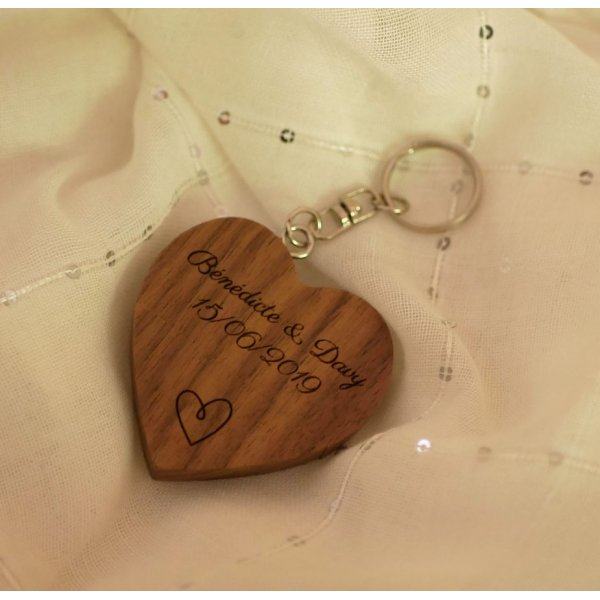 Porte clef USB coeur en bois sombre gravée à personnaliser