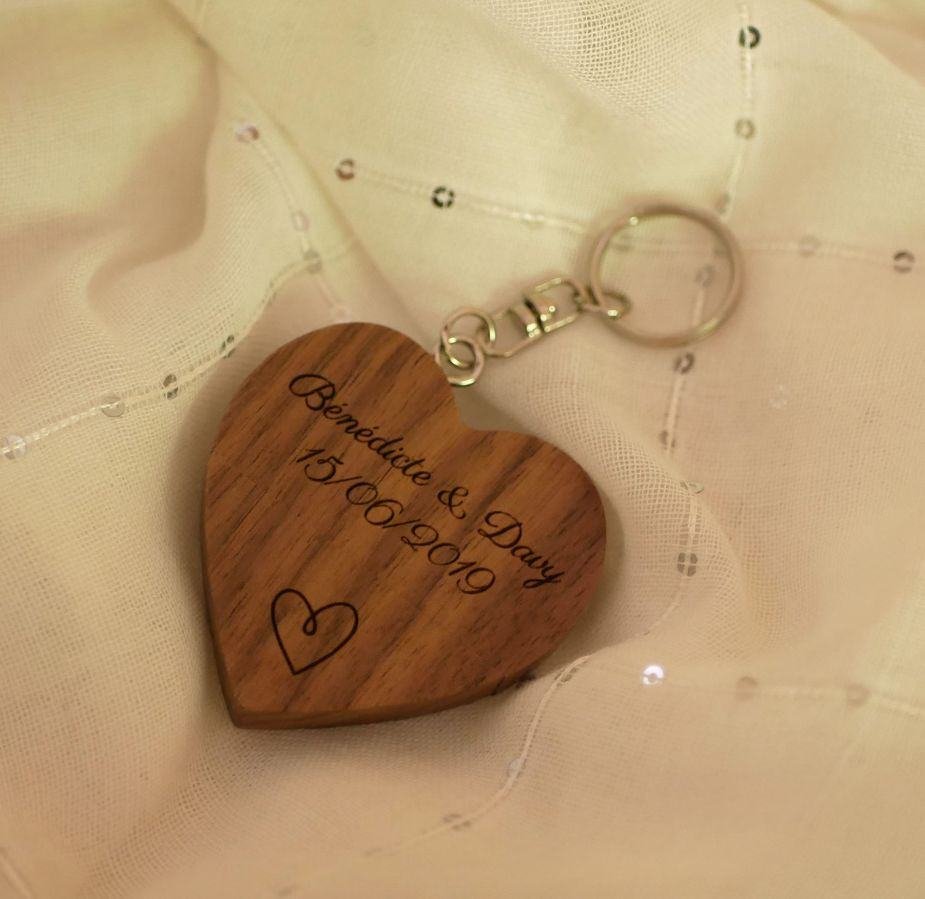 Porte clef USB coeur en bois sombre gravée à personnaliser