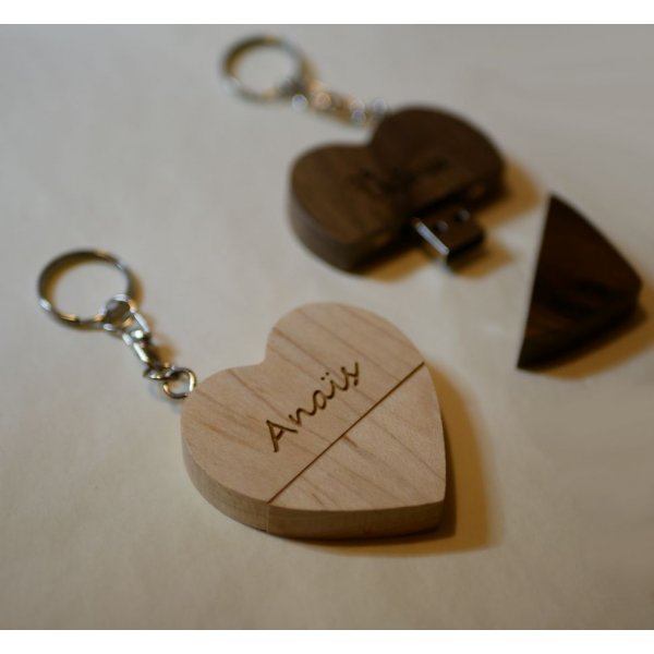 Porte clef USB coeur en bois grav&eacute;e &agrave; personnaliser de 128 Go