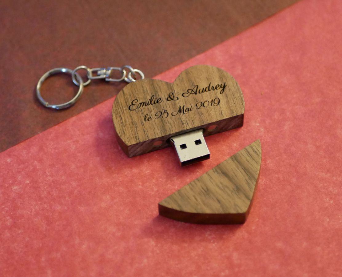 Porte clef USB coeur en bois sombre gravée à personnaliser