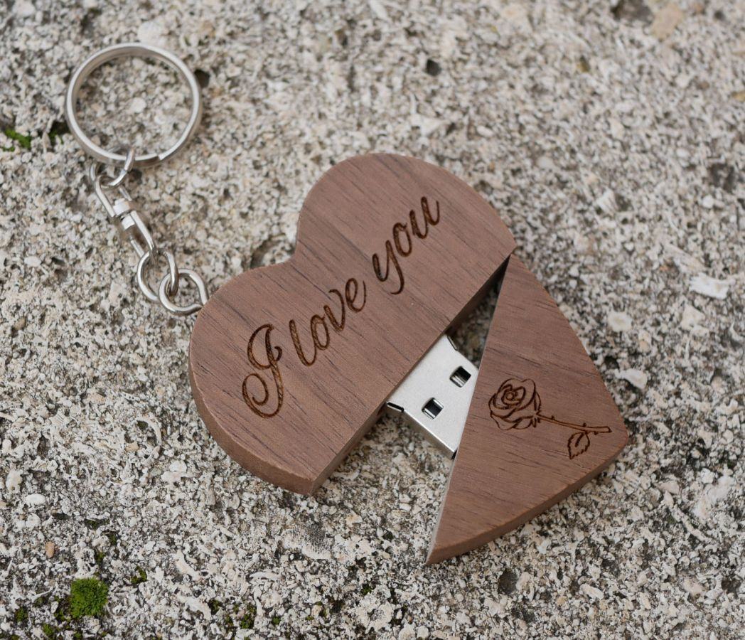 Clé USB porte clé en forme de coeur en bois sombre à personnaliser par gravure