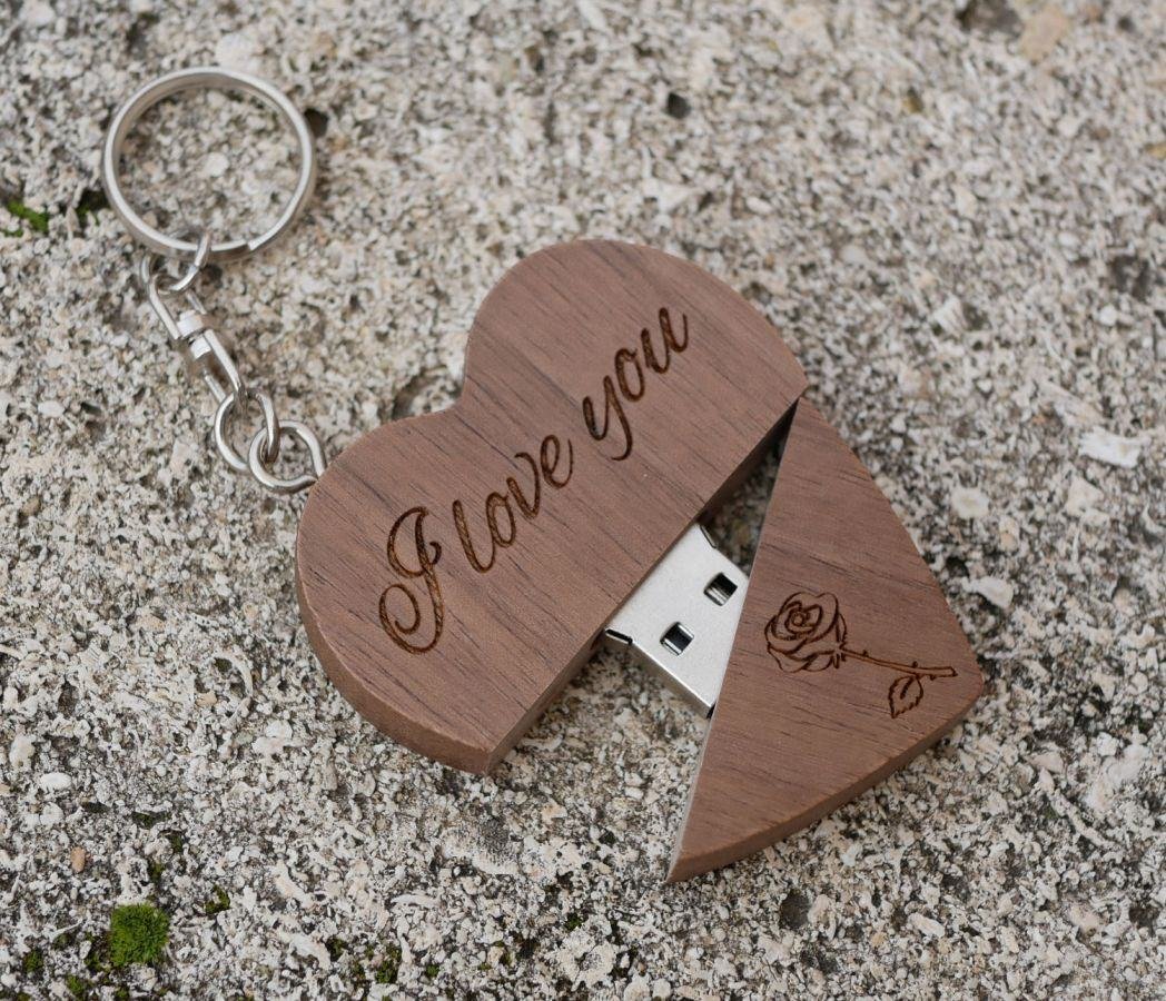Porte clef USB coeur en bois sombre gravée à personnaliser