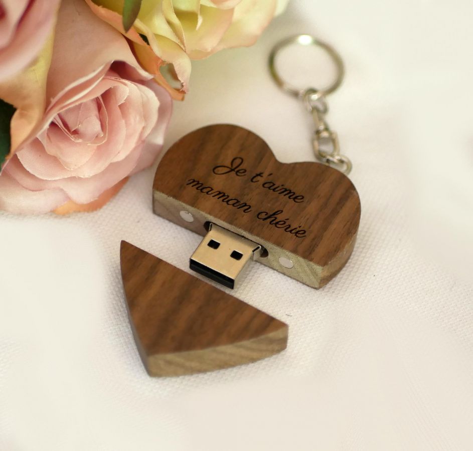 Clé USB porte clé en forme de coeur en bois sombre à personnaliser par gravure