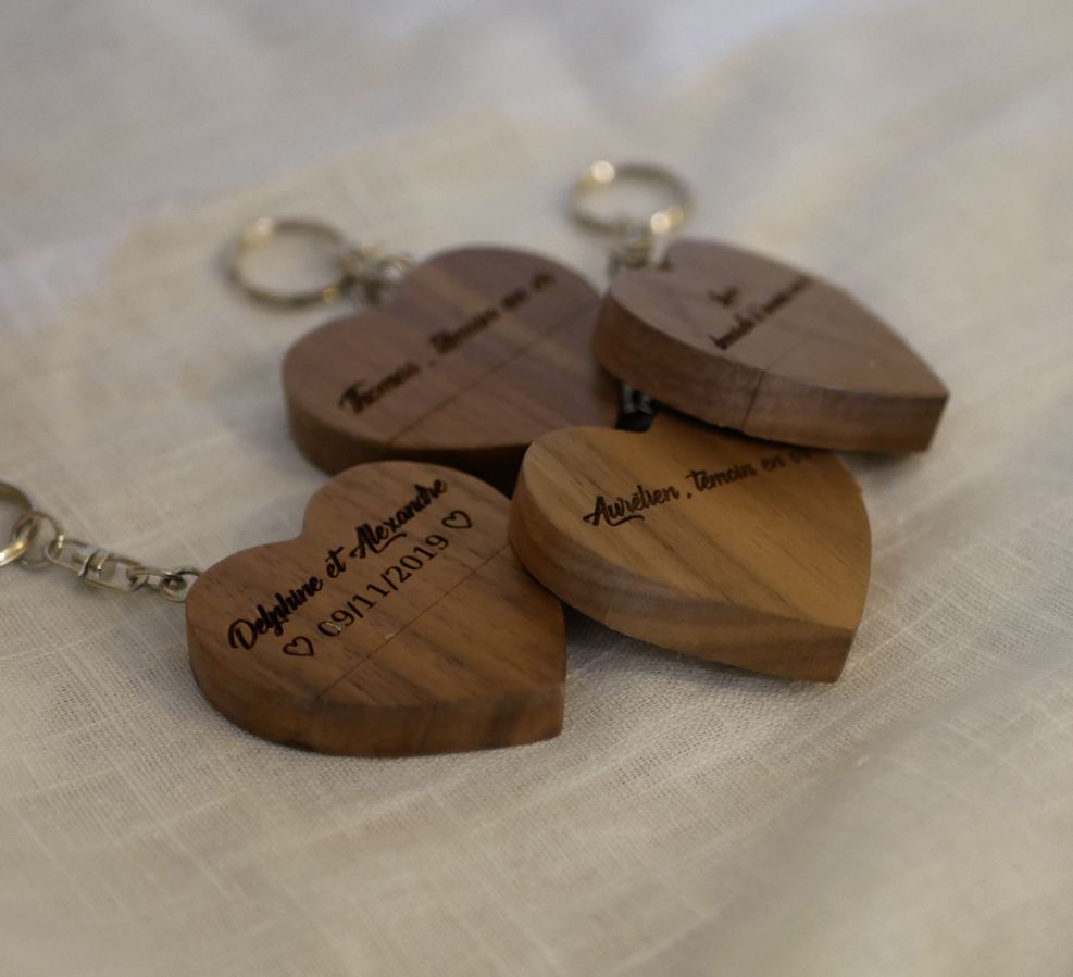 Clé USB porte clé en forme de coeur en bois sombre à personnaliser par gravure