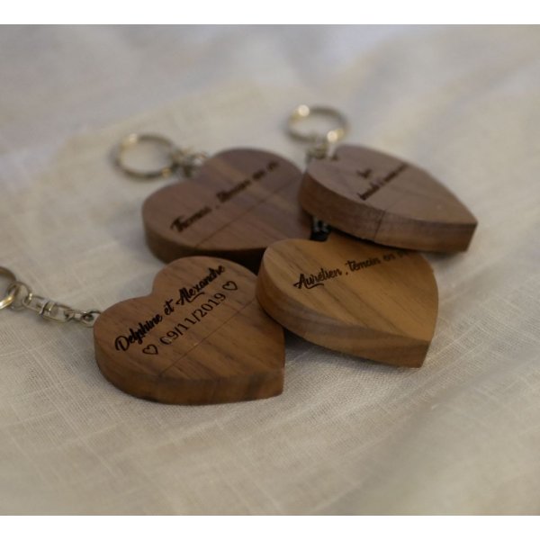 Porte clef USB coeur en bois sombre gravée à personnaliser