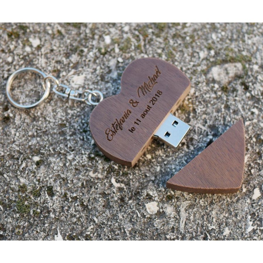 Clé USB porte clé en forme de coeur en bois sombre à personnaliser par gravure