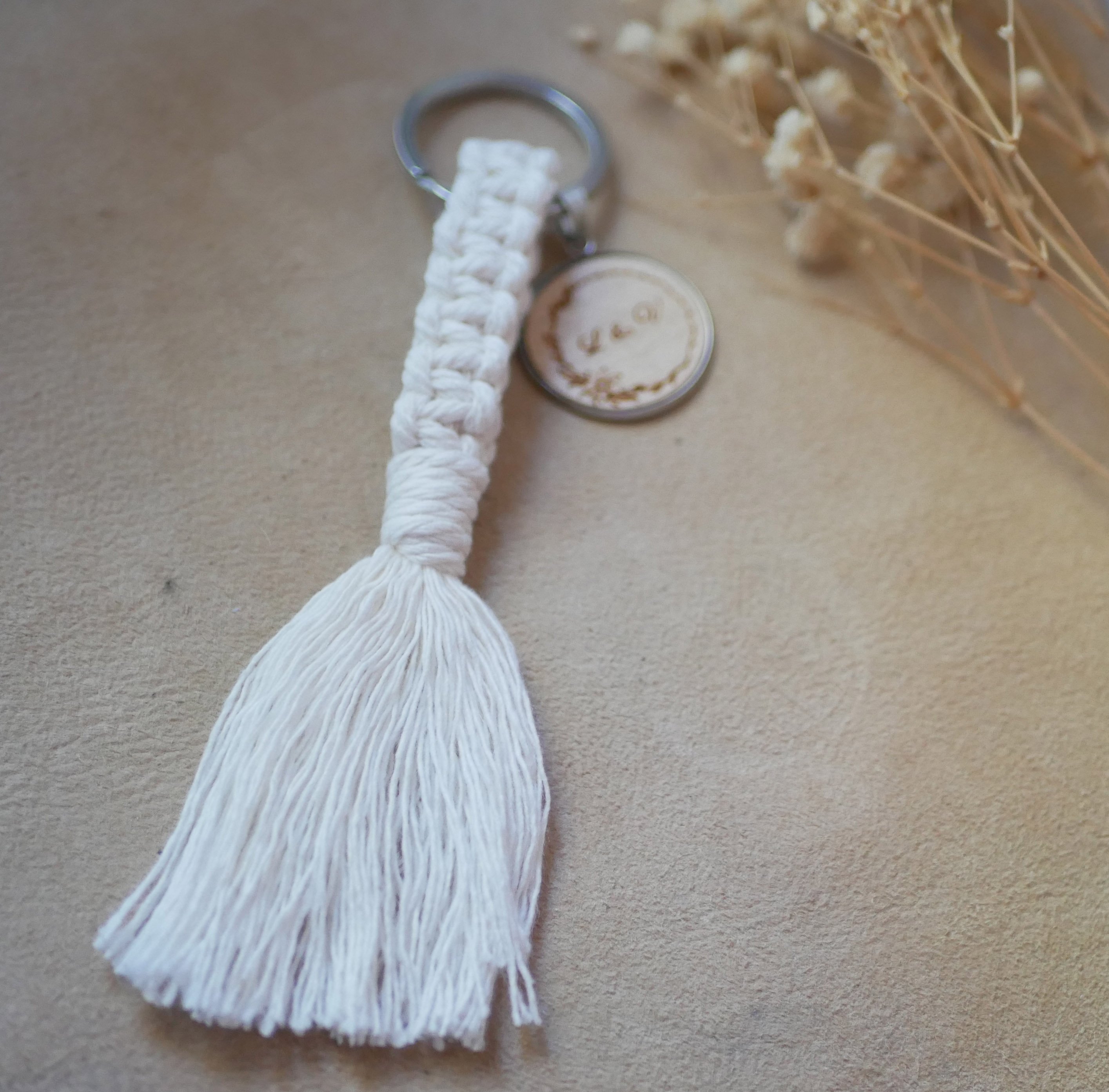 Porte cl&eacute; au cabochon bois personnalis&eacute; et d&eacute;co en macram&eacute; couleur au choix 