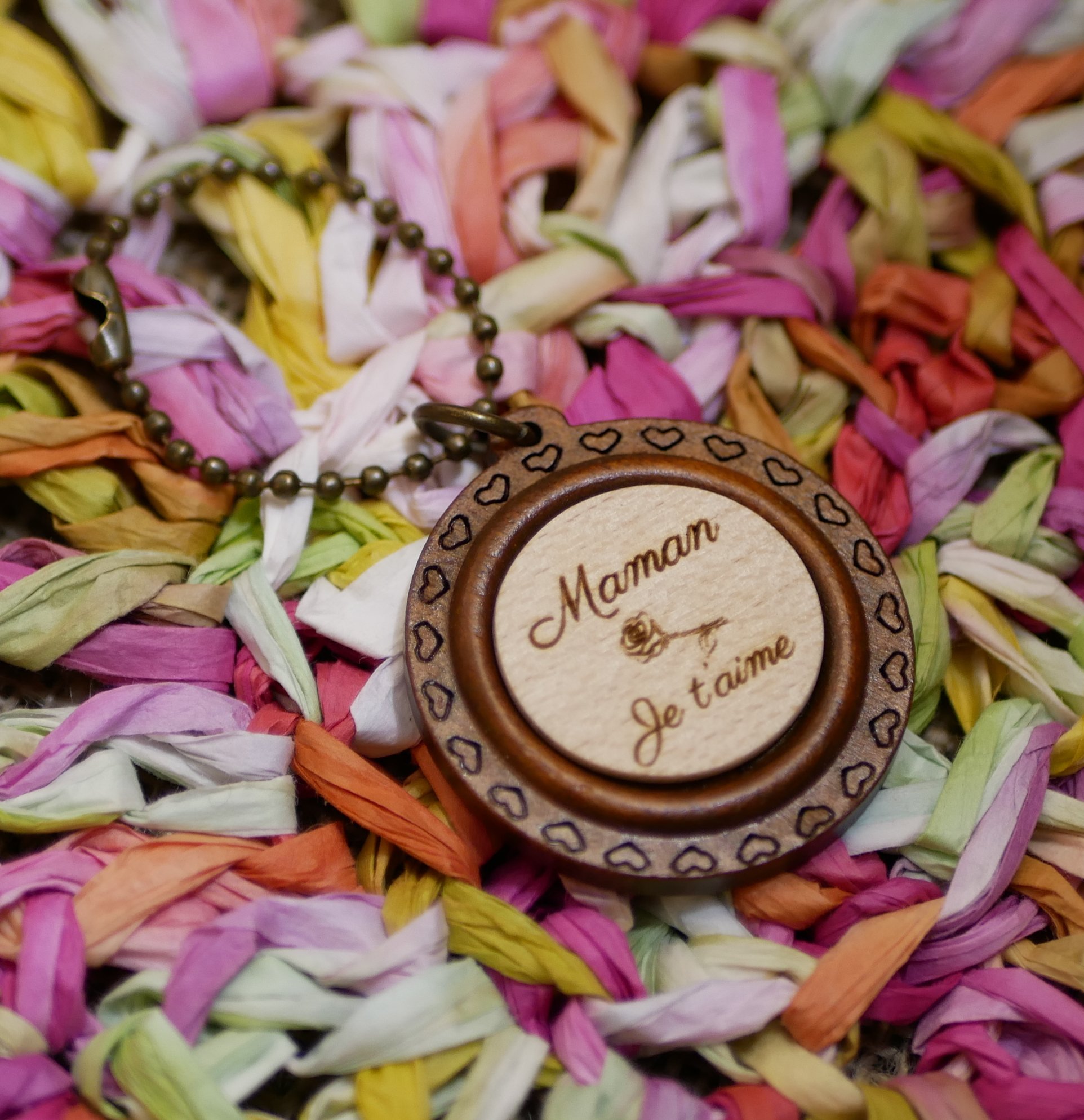 Porte cl&eacute; cabochon bois sur encadrement rond en bois merisier &agrave; personnaliser par gravure