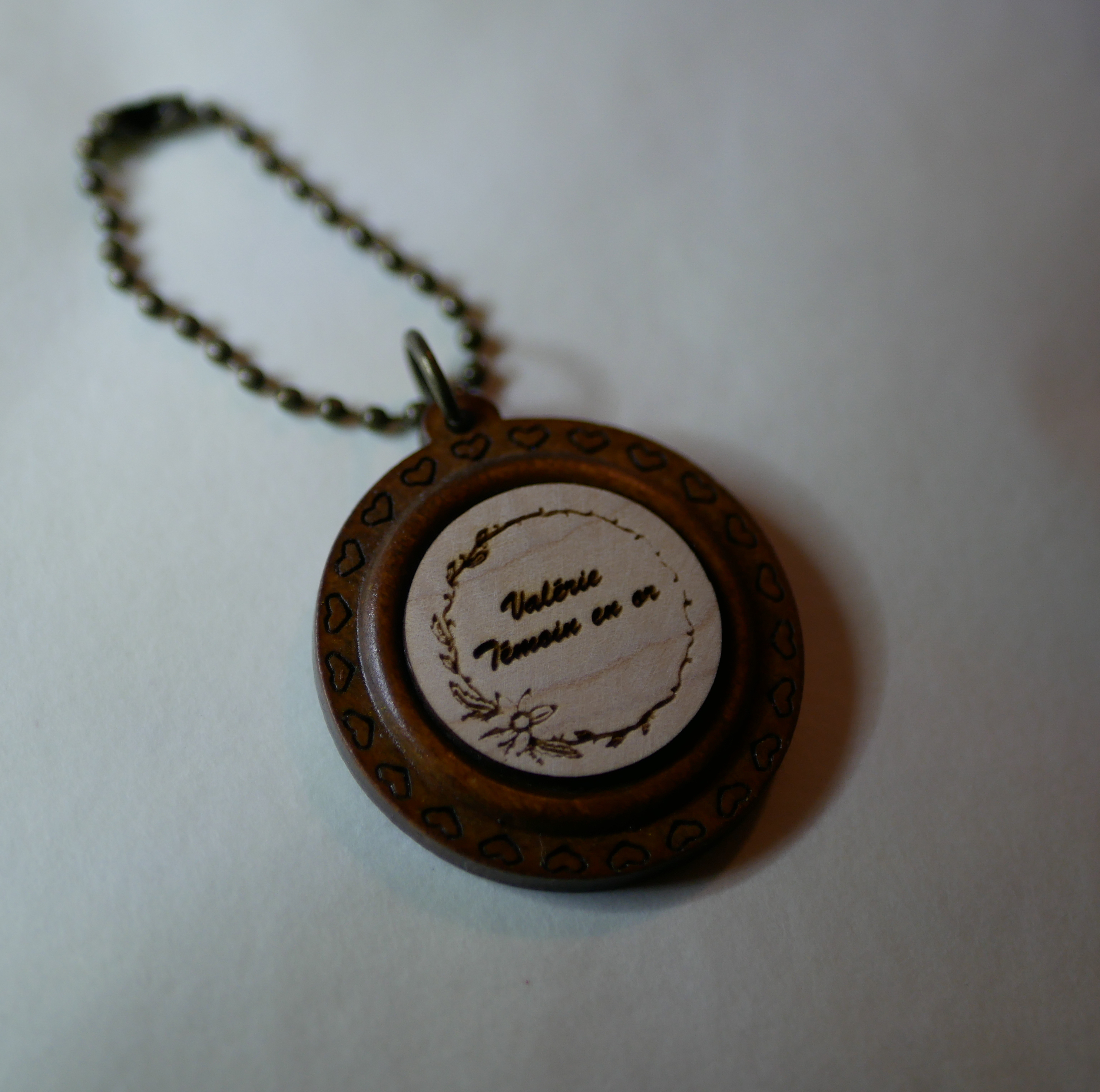 Porte clé cabochon bois sur encadrement rond en bois merisier à personnaliser par gravure