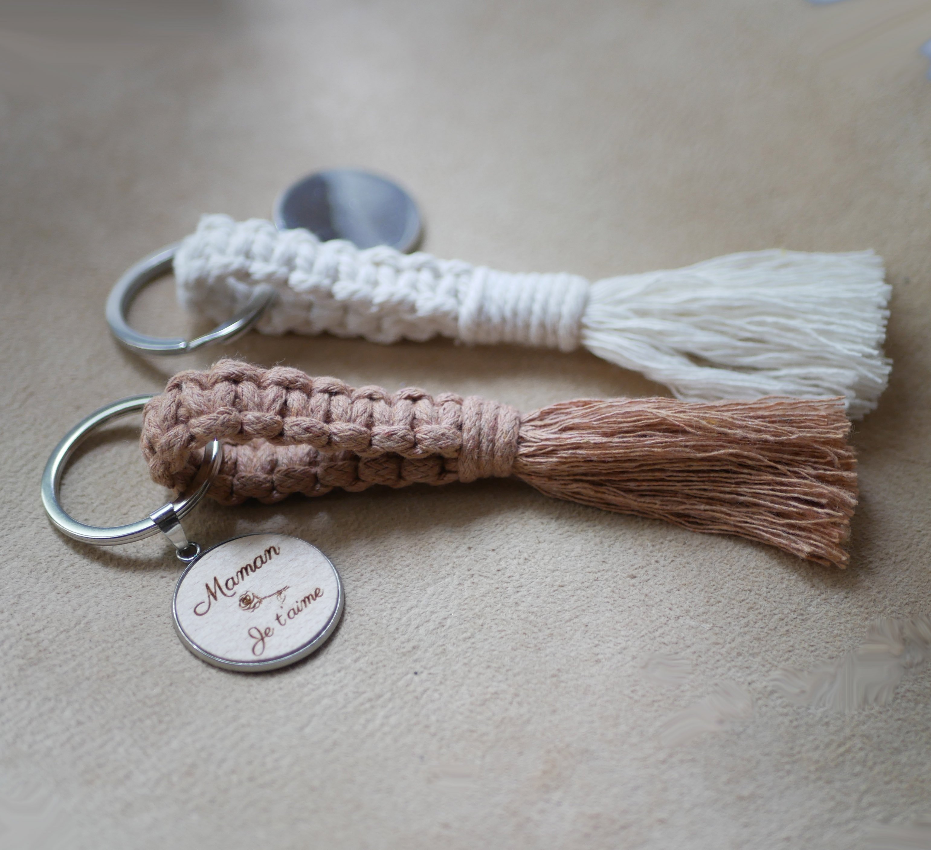 Porte cl&eacute; au cabochon bois personnalis&eacute; et d&eacute;co en macram&eacute; couleur au choix 