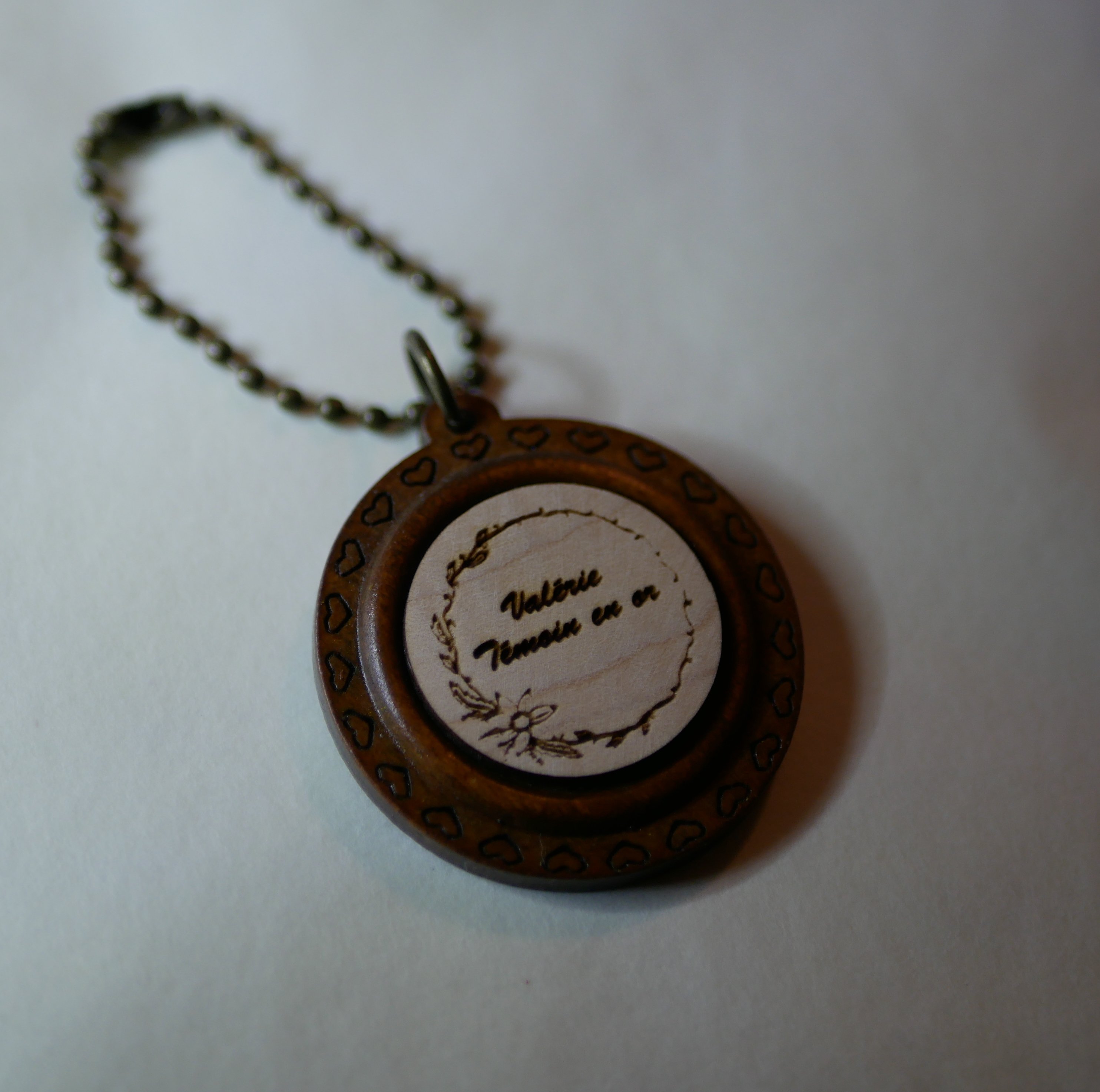 Porte cl&eacute; cabochon bois sur encadrement rond en bois merisier &agrave; personnaliser par gravure